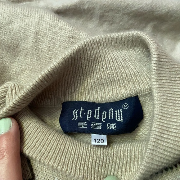 Vintage sweater. Very soft. - Picture 3 of 4